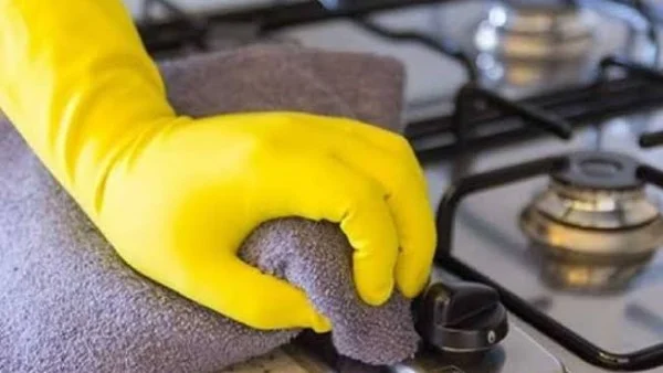 خليط منزلي بسيط يزيل دهون البوتاجاز العنيدة دون فرك