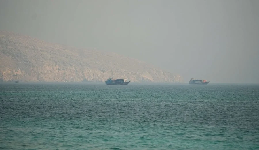 روايتان متضاربتان حول انفجار ناقلتي نفط في مضيق هرمز