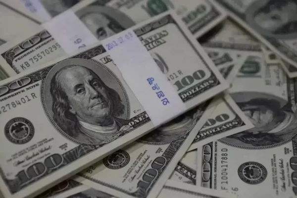 بتباين - الدولار يبدأ الاسبوع بتباين طفيف في البنوك