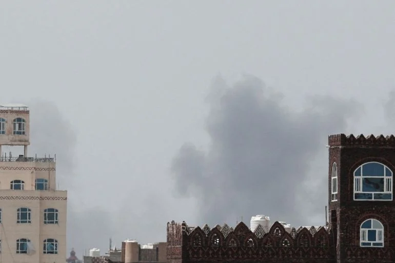 جيش - صنعاء تحت النار.. الجيش اليمني يقصف مدرج المطار لمنع هبوط طا
