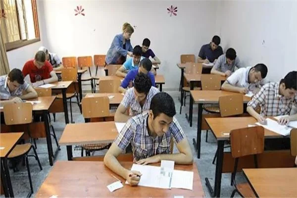 طلاب الثانوية العامة يؤدون امتحان اللغة الأجنبية الأولى وسط تشديدات أمنية