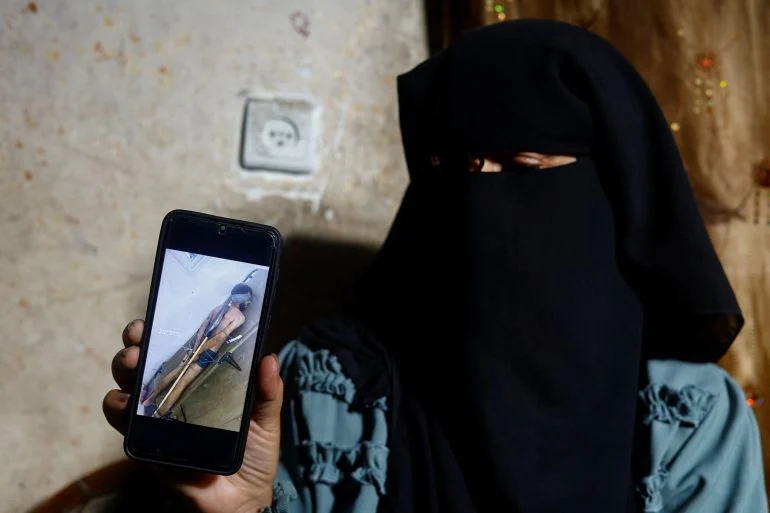 غزة.. صورة معتقل معصوب العينين تفتح نزاعا بين أمين على هويته