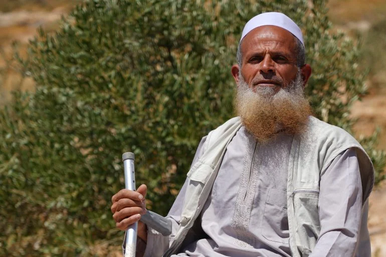 مسن فلسطيني في مسافر يطا يرفض التهجير بعد بتر ساقه على يد مستوطنين