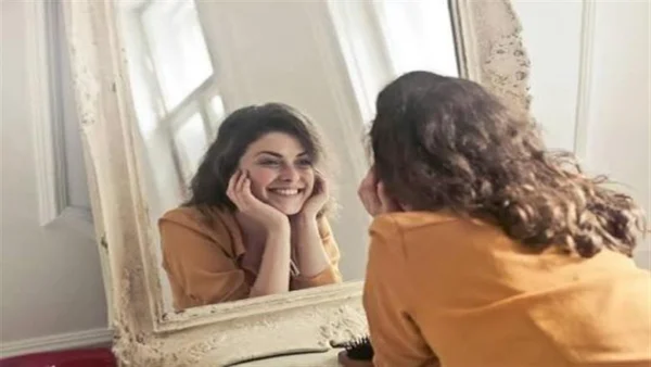 هل تخدع الابتسامة المصطنعة عقلك وتحسن مزاجك بالفعل؟