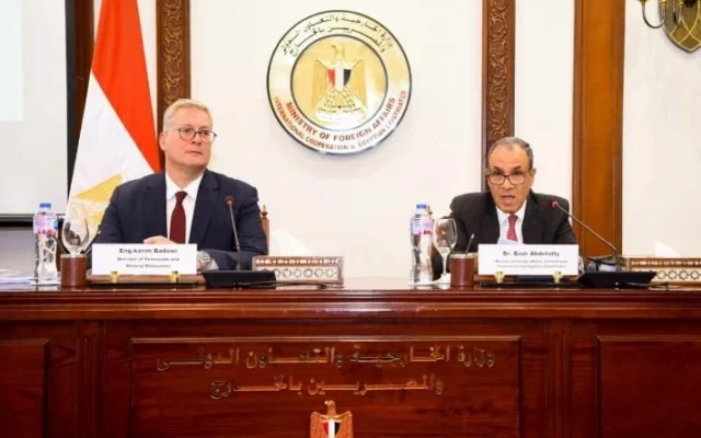 جلسة مصرية مع دبلوماسيين لجذب استثمارات الطاقة
