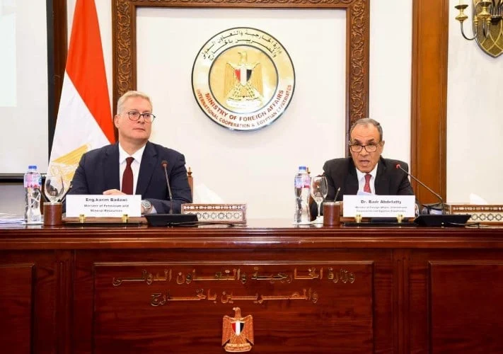 جلسة مصرية مع دبلوماسيين لجذب استثمارات الطاقة