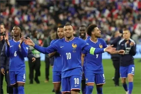 فرنسا وباراجواي يفشلان في كسر التعادل السلبي في الشوط الأول بدور الـ16