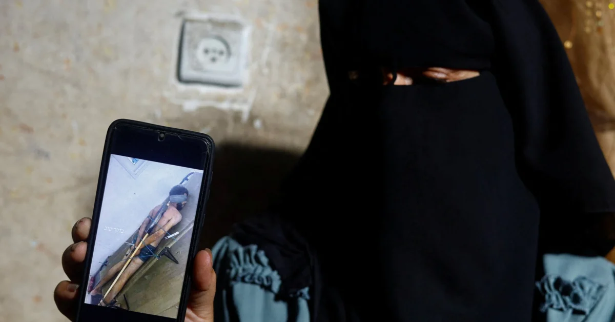 غزة.. صورة معتقل معصوب العينين تفتح نزاعا بين أمين على هويته