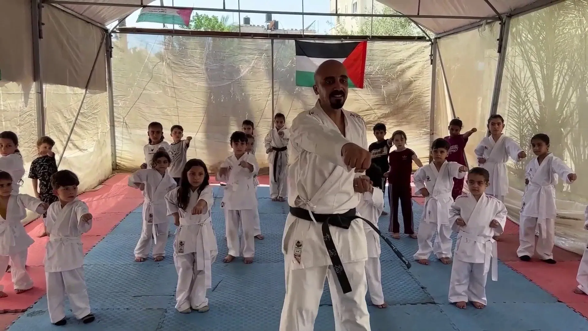 أطفال غزة يتدربون على الكاراتيه في خيمة للتخفيف من آثار الحرب | سياسة