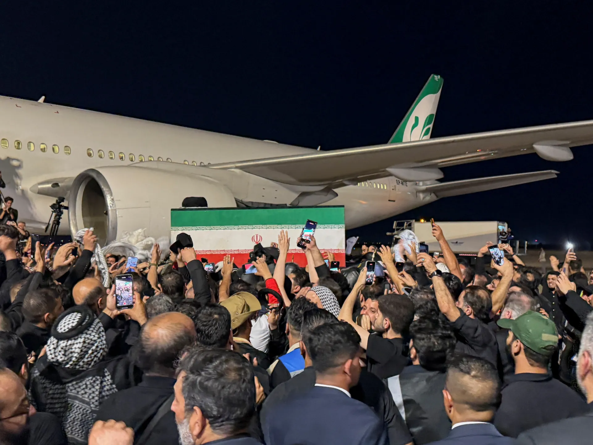 جثمان خامنئي يصل إلى العراق في محطة جديدة ضمن مسار تشييعه | أخبار