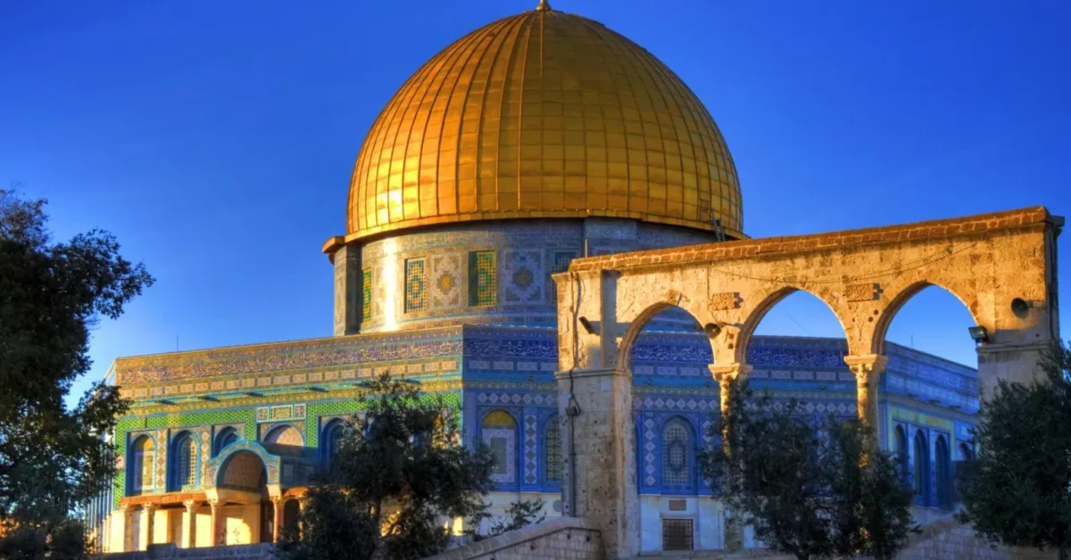 ويعتقل - الاحتلال يغلق الأقصى ويعتقل 23 فلسطينيا في الضفة