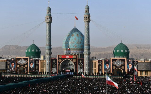 اليوم الخامس من التشييع.. حشود غفيرة تودّع خامنئي في قم | أخبار