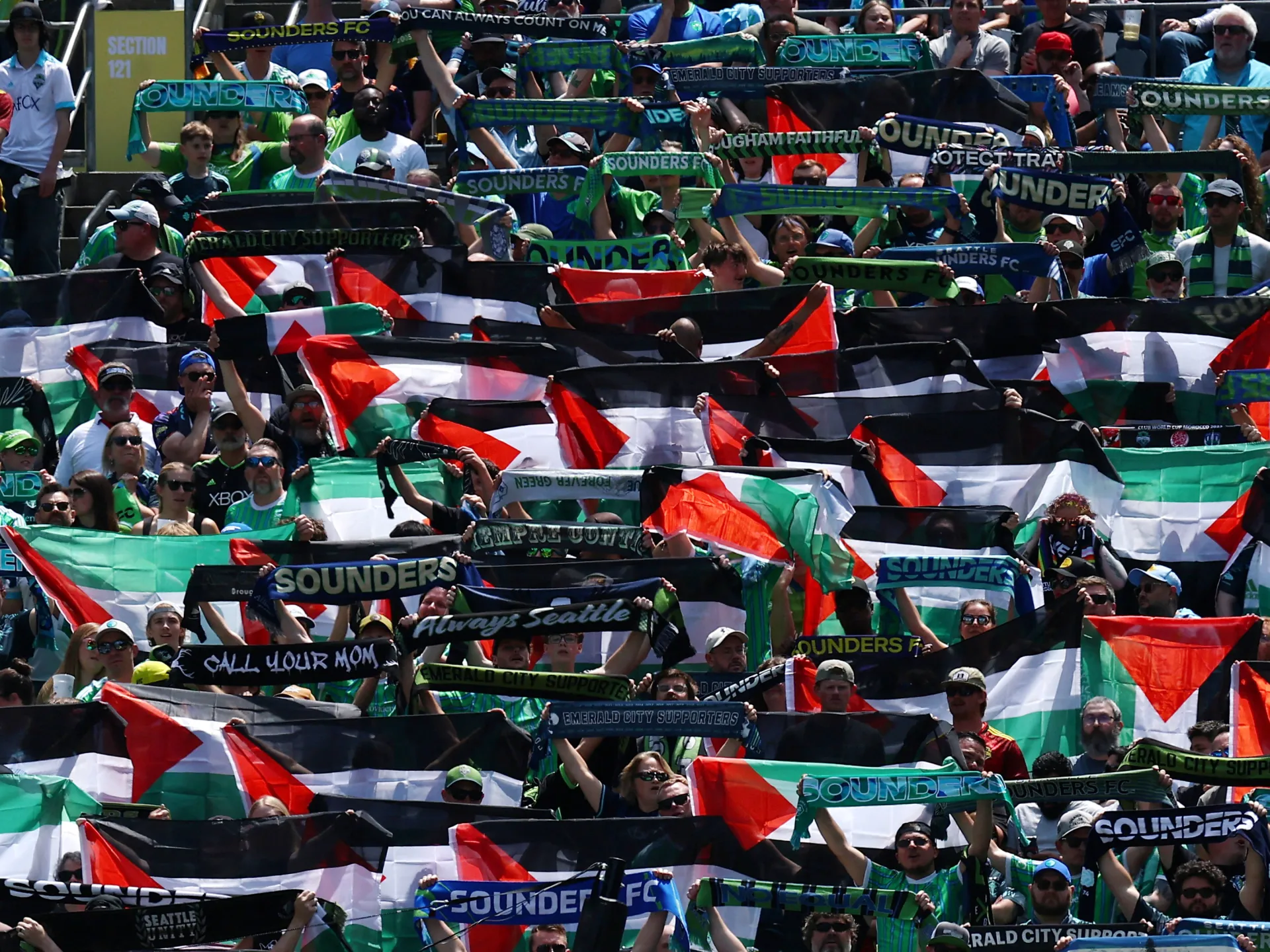 مواجهة علمي فلسطين وإسرائيل تخطف الأضواء في مدرجات قمة مصر والأرجنتين | رياضة