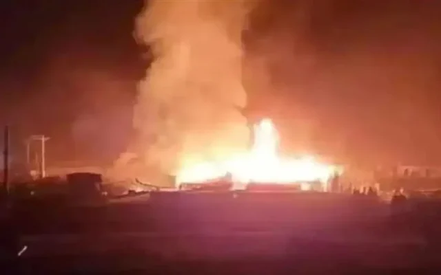 صواريخ روسية تضرب كييف مجددا وتخلف دمارا في مبنى سكني