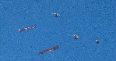 طائرات شراعية تحتفي بمنتخب مصر في استقبال العلمين الجديدة