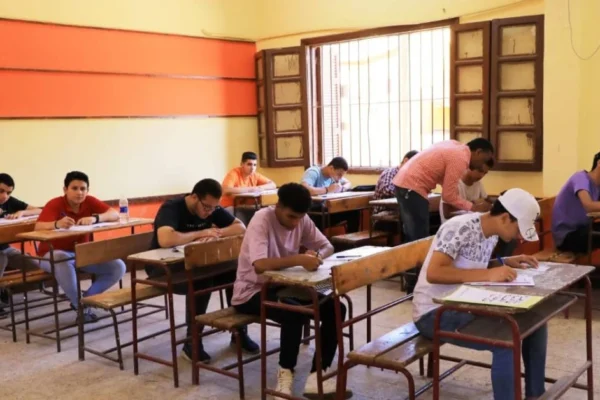 طلاب الثانوية العامة يؤدون امتحان اللغة الأجنبية الأولى وسط تشديدات أمنية