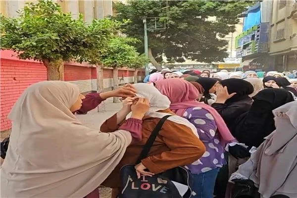 طلاب الثانوية العامة يؤدون امتحان اللغة الأجنبية الأولى وسط إجراءات تفتيش مشددة