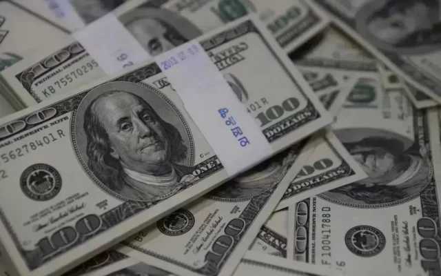 الدولار يتراجع منتصف الاثنين بعد تثبيت الفائدة