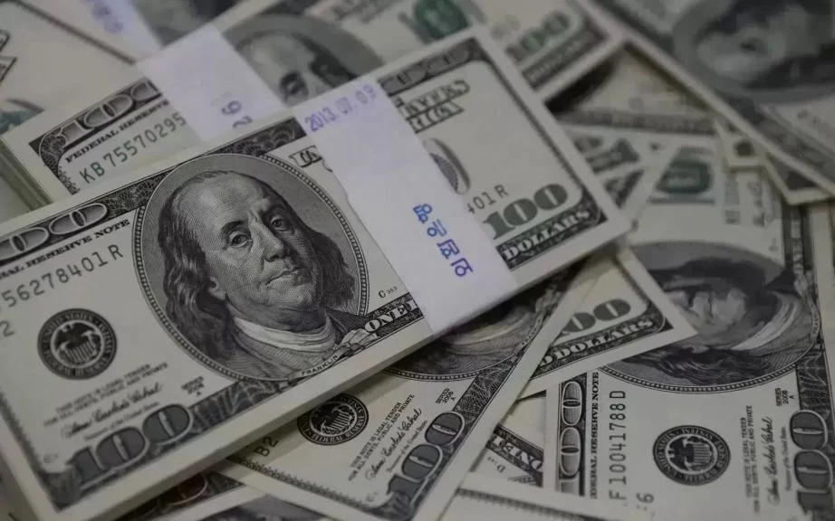 الدولار يتراجع منتصف الاثنين بعد تثبيت الفائدة