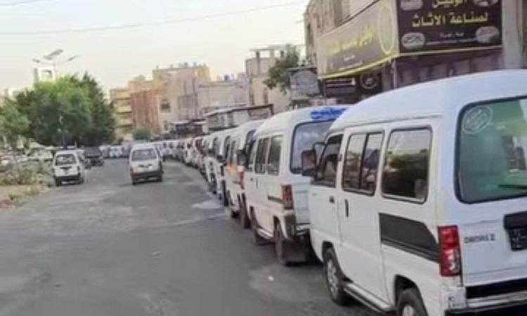 أزمة غاز منزلي خانقة تضرب مدينة تعز وطوابير السيارات تمتد لكيلومترات