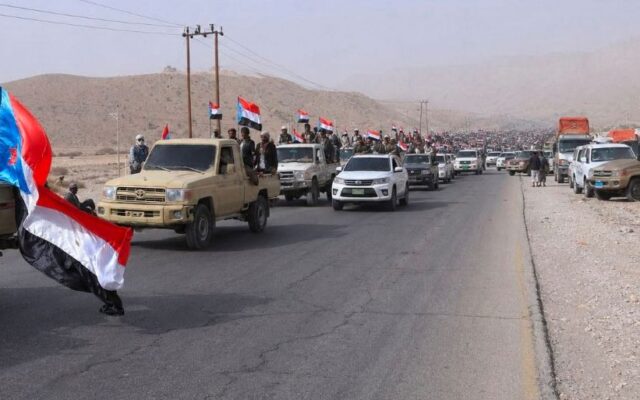 الآلاف يتقاطرون على عدن مع فشل استراتيجية سعودية لتلافي طردها والإمارات تعزز بظهور نادر للزبيدي