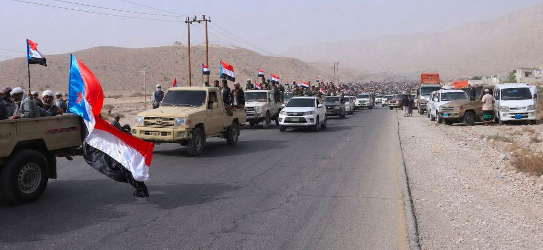 الآلاف يتقاطرون على عدن مع فشل استراتيجية سعودية لتلافي طردها والإمارات تعزز بظهور نادر للزبيدي