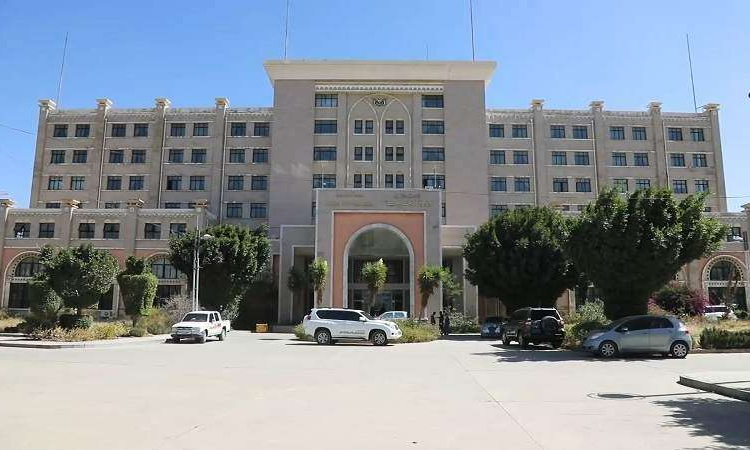 محذرة من عسكرة المنطقة.. خارجية صنعاء تدين الهجمات الأمريكية على إيران
