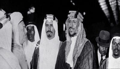 الملك سعود يمازح الحاضرين خلال اجتماع في الرياض