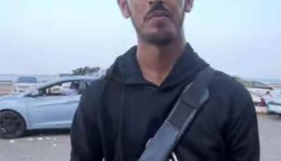 المشهد اليمني – بائع عطور في شوارع عدن يثير تفاعلاً واسعاً.. ما قصة الشاب السوري التي أبكت الجميع؟