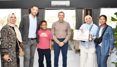 محافظ أسوان يكرم الفائز ببرونزية البطولة العربية والأولى على الشهادة الإعدادية (صور)