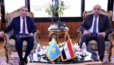 وزير الطيران يبحث مع سفير كازاخستان تعزيز الربط الجوي وتنشيط الحركة السياحية بين البلدين