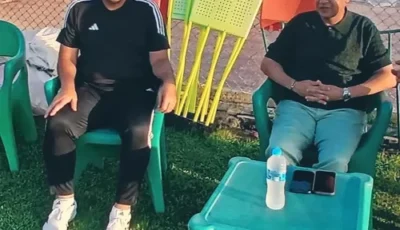 محمد سلامة يساند فريق الكرة من الملعب قبل مواجهة الزمالك