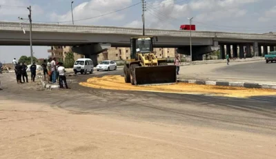 الإسماعيلية تتعامل مع حادث انقلاب سيارة نقل محملة بزيت الطعام