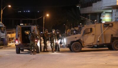 قوات الاحتلال الإسرائيلي تلقي مواد متفجرة وحارقة على أطراف بلدة المنصوري جنوبي لبنان