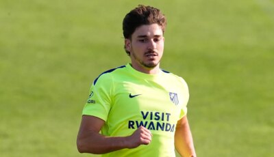 طالبوا برحيله وعلقوا لافتات في مركز التدريب.. جماهير أتلتيكو مدريد تثور على خوليان ألفاريز بسبب برشلونة!