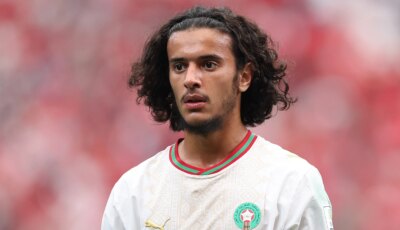 بوعدي يمسك بقلم التوقيع مع مانشستر سيتي