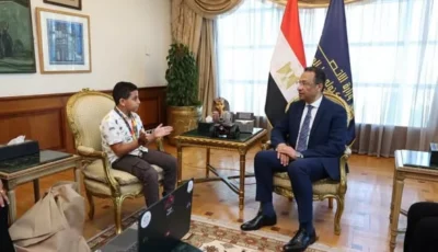 وزير الاتصالات يكرم طفلًا لتميزه العالمي في البرمجة والروبوتات