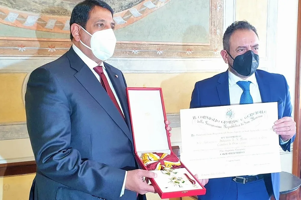 ‫ جمهورية سان مارينو تمنح سفير دولة قطر وسام الفارس