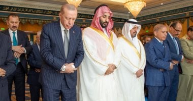 ولى عهد السعودية وأردوغان وشهباز شريف يؤدون صلاة الجمعة بالحرم المكى.. صور