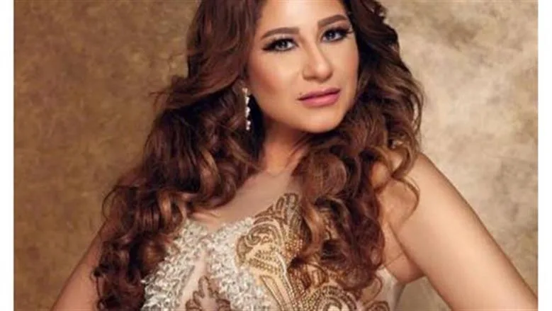 نجاة الفنانة إنجي شرف من حادث سير مروع على الطرق السريع