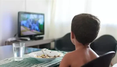 مخاطر ترك الطفل أمام التلفاز أثناء تناول الطعام