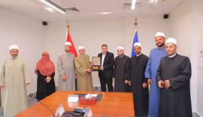 “مصحف هدية” من فضيلة الإمام الأكبر إلى محافظ دمياط