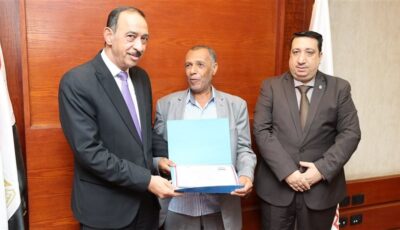 محافظ سوهاج يكرّم مواطنًا لتبرعه بجزء من أرضه للنفع العام