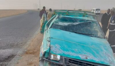 رفع آثار انقلاب سيارة نقل محملة بالزلط وفتح الطريق بقنا