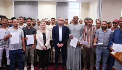 وزير العمل يسلم عقود عمالة زراعية للعمل بالأردن براتب 409 دولارات