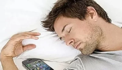قبل أن تغلق عينيك.. 30 دقيقة بعيدًا عن الهاتف قد تحسن نومك