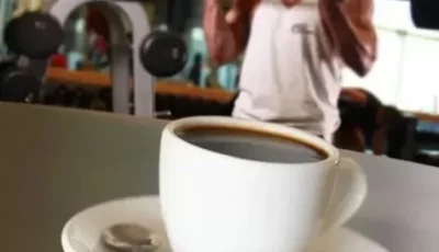 القهوة بعد التمرين .. كيف يؤثر الكافيين في العضلات والتعافي؟