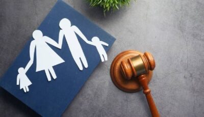 إجازة رعاية الطفل على رأسها، تعرف على حقوق المرأة العاملة في القانون