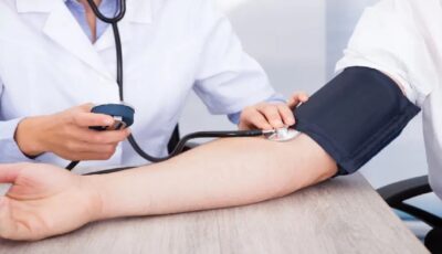 عادة خاطئة ترفع الضغط أثناء قياسه 10 ملم زئبق