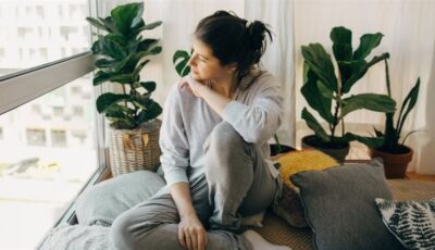الغضب وضعف الذاكرة، أعراض تواجهها النساء مع انقطاع الطمث وكيف يمكن مواجهتها